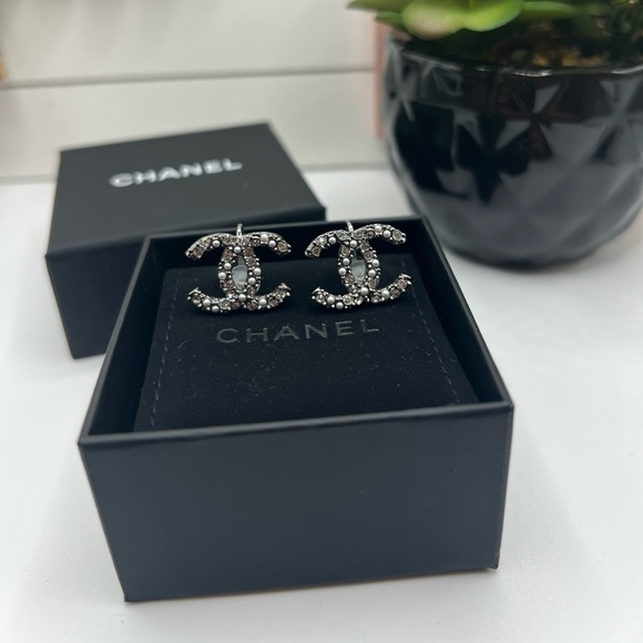 Chanel Faux Pearls and Crystals CC Clip On Stud Earrings - Picture 4 of 10